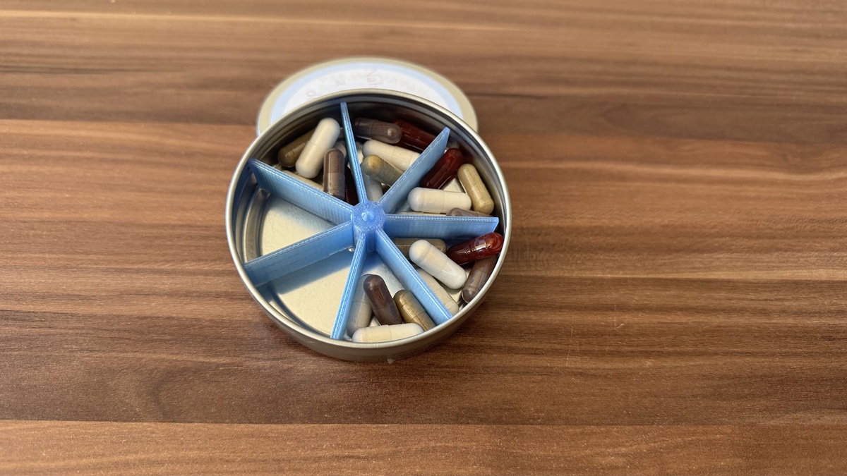 Kapseldispenser offen mit Kapseln und Dose