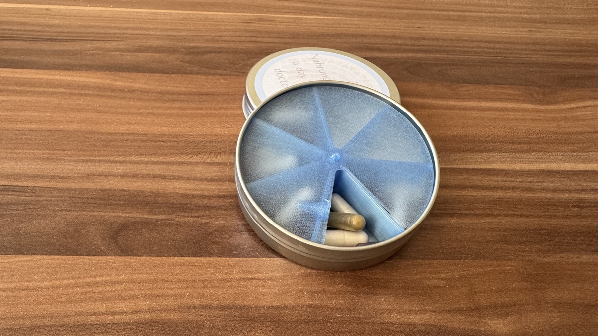 Kapseldispenser offen mit Deckel, Kapseln und Dose
