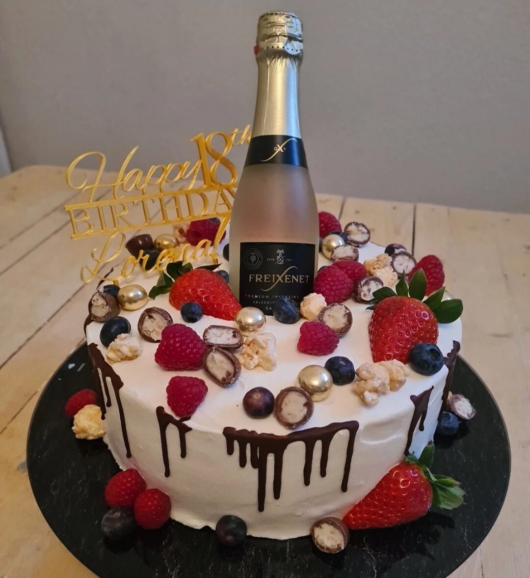 Tortentopper Happy Birthday Lorena im Kuchen